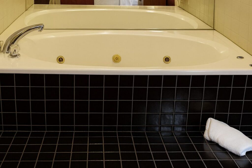 Red Roof Inn & Suites Pigeon Forge – Parkway - Image 1