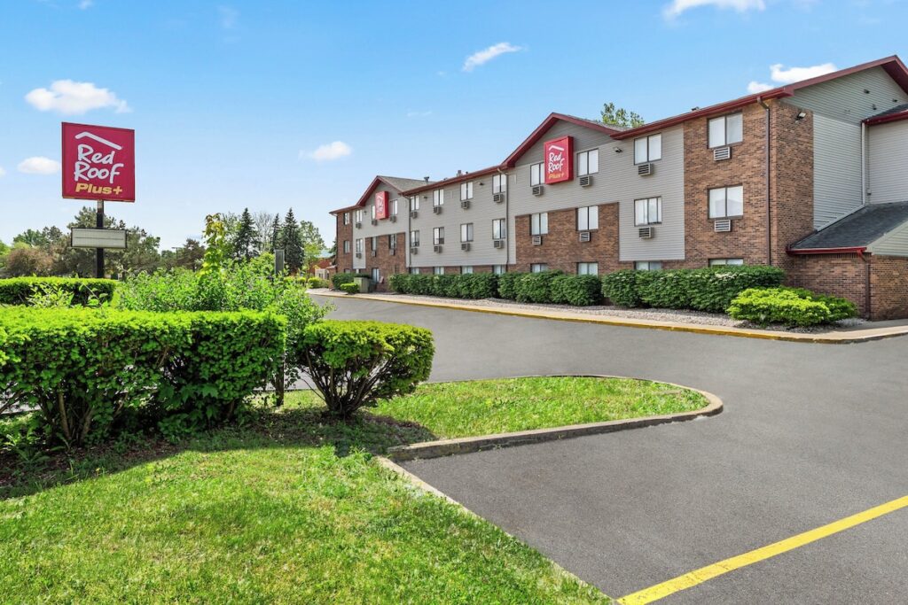 Red Roof PLUS+ Belleville - Image 2