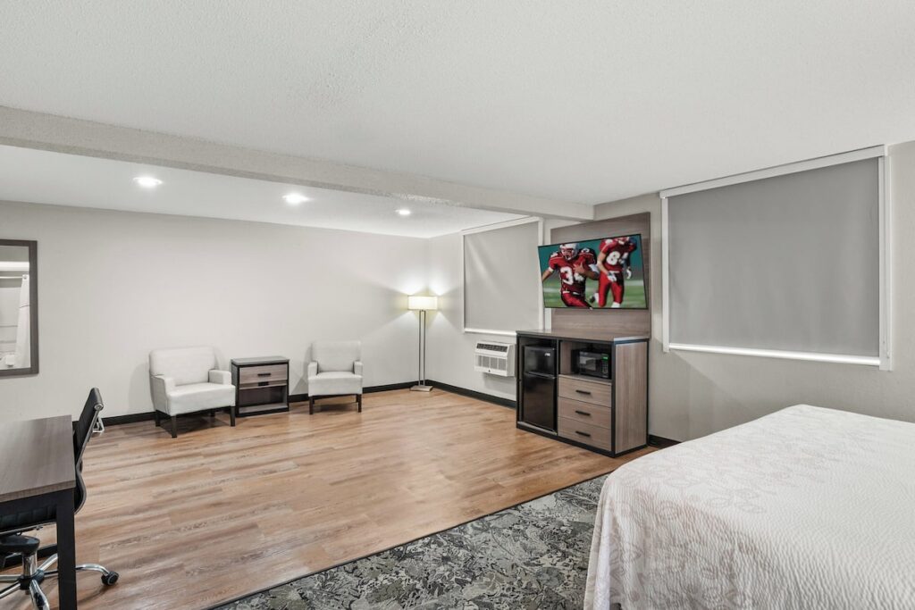 Red Roof PLUS+ Belleville - Image 4