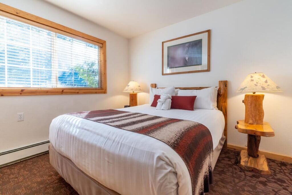 Red Wolf Lakeside Lodge - Image 2