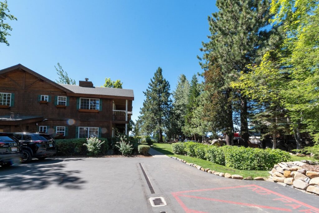 Red Wolf Lakeside Lodge - Image 4