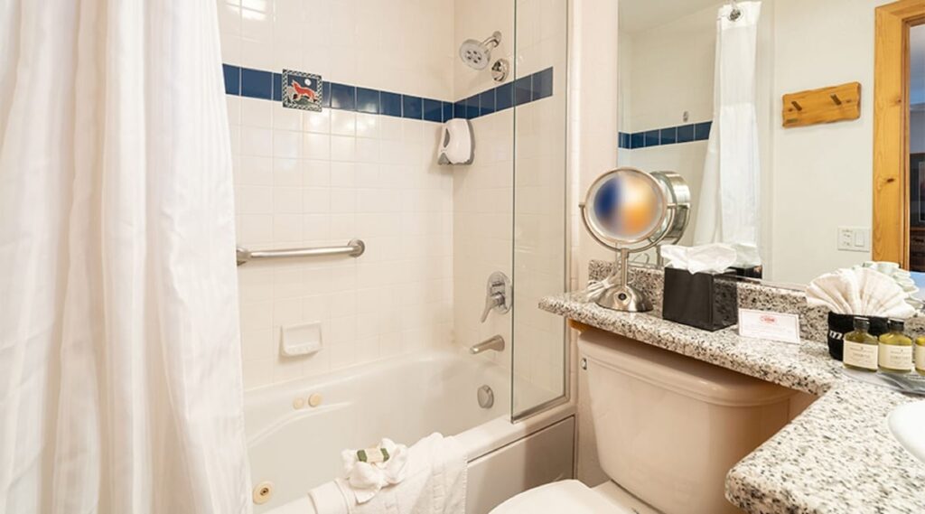 Red Wolf Lakeside Lodge - Image 1