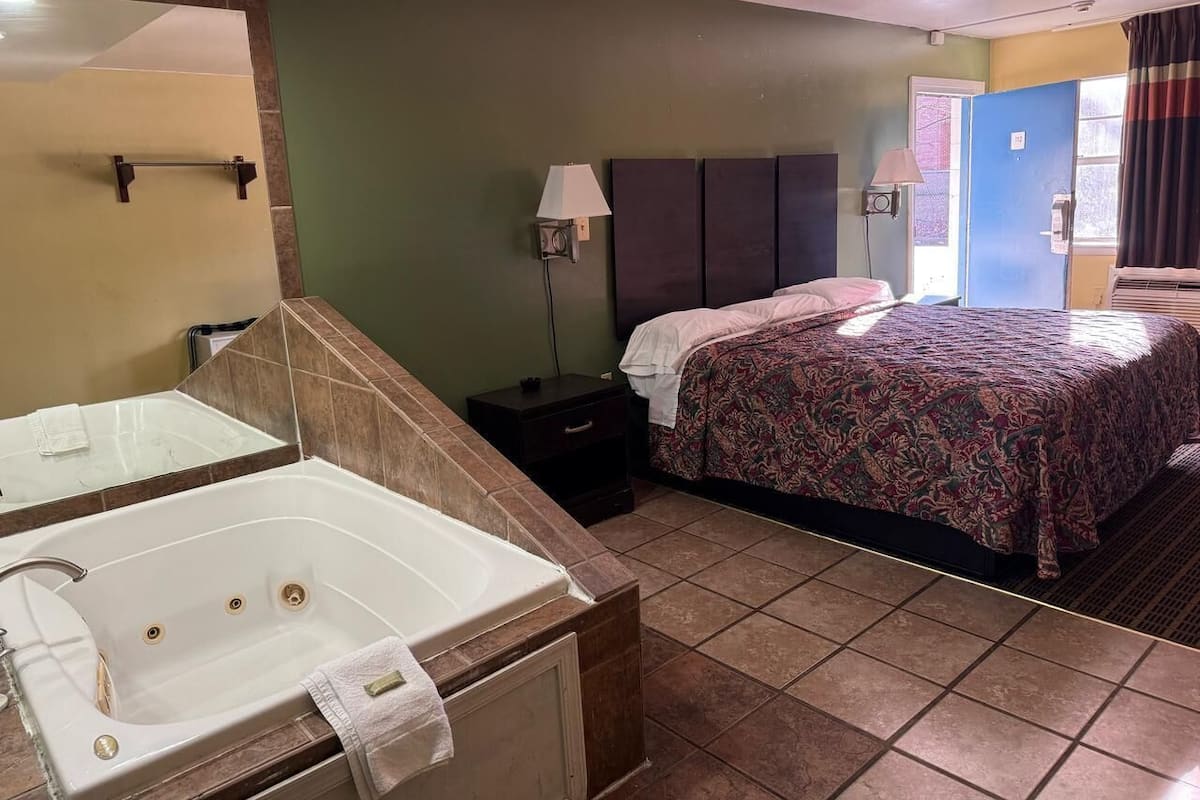 Relax Inn tub