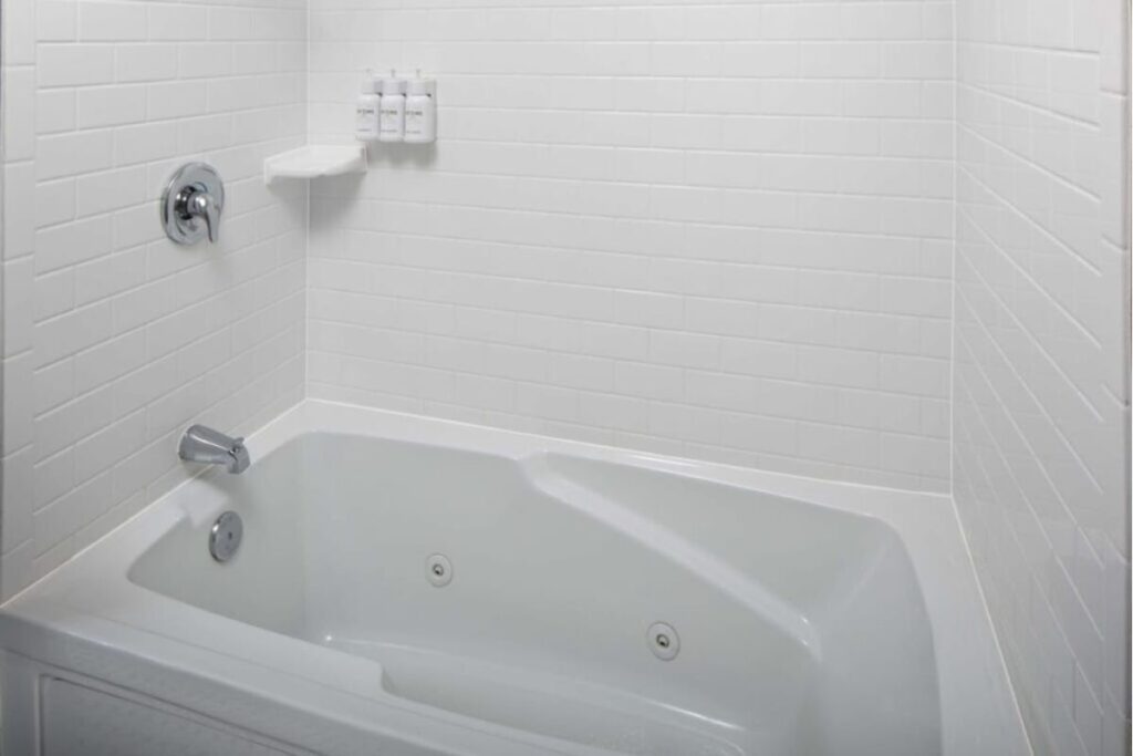 Rivertide Suites Hotel - Image 1