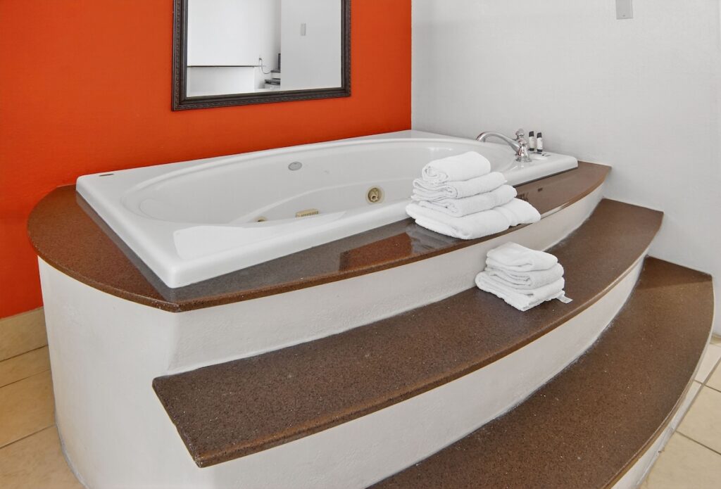 Robinson Inn and Suites - Image 2