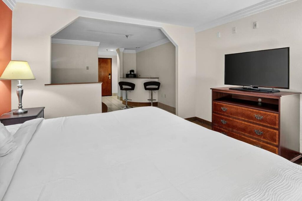 Robinson Inn and Suites - Image 4