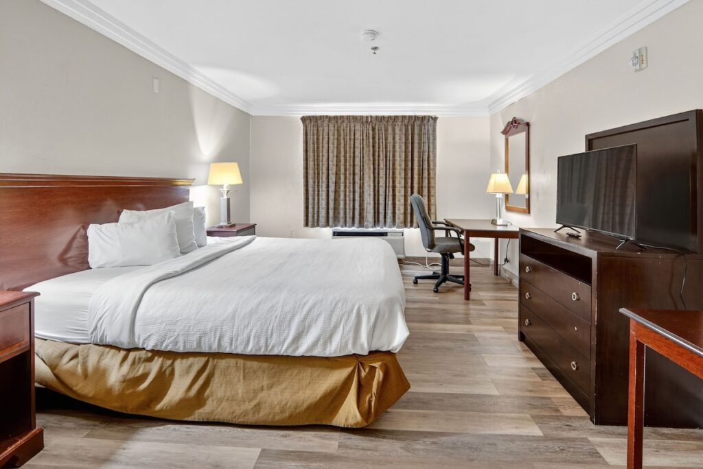 Robinson Inn and Suites - Image 3