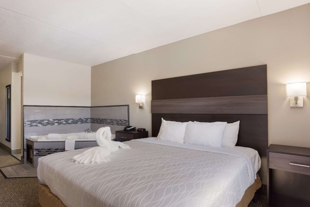 Rodeway Inn Branson, Brick House - Image 3