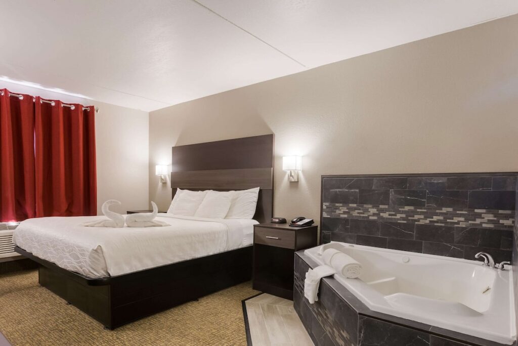 Rodeway Inn Branson, Brick House - Image 4