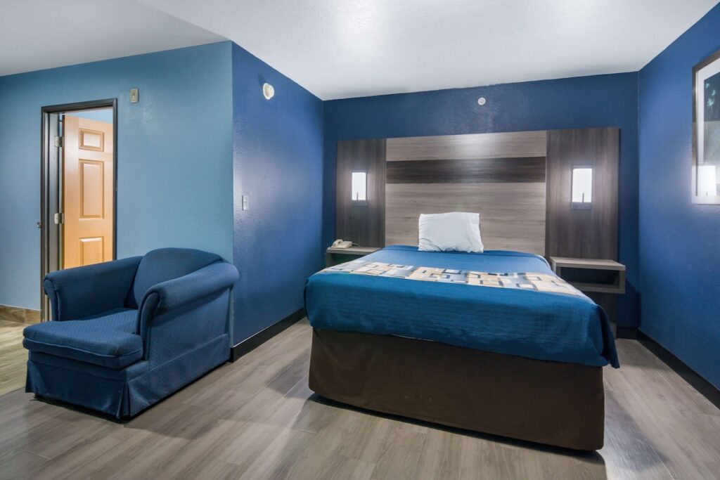 Rodeway Inn Carrollton I-35E - Image 3