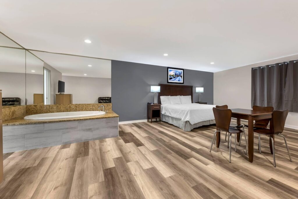 Rodeway Inn Lyons – La Grange - Image 4