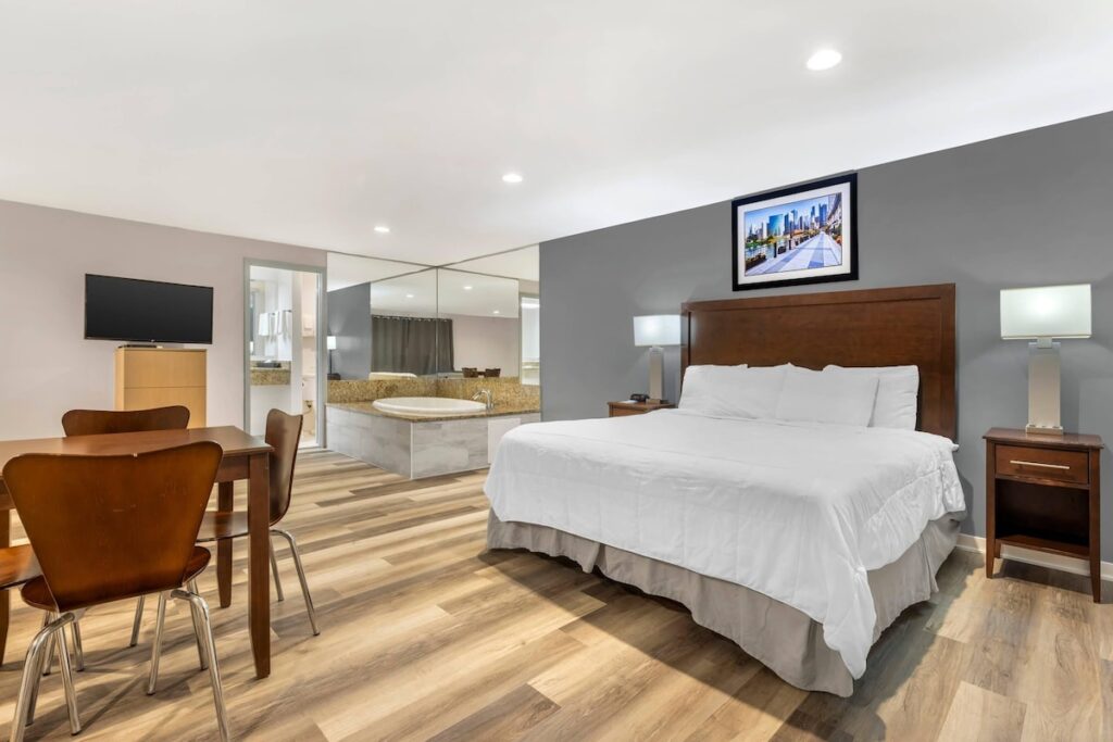 Rodeway Inn Lyons – La Grange - Image 3