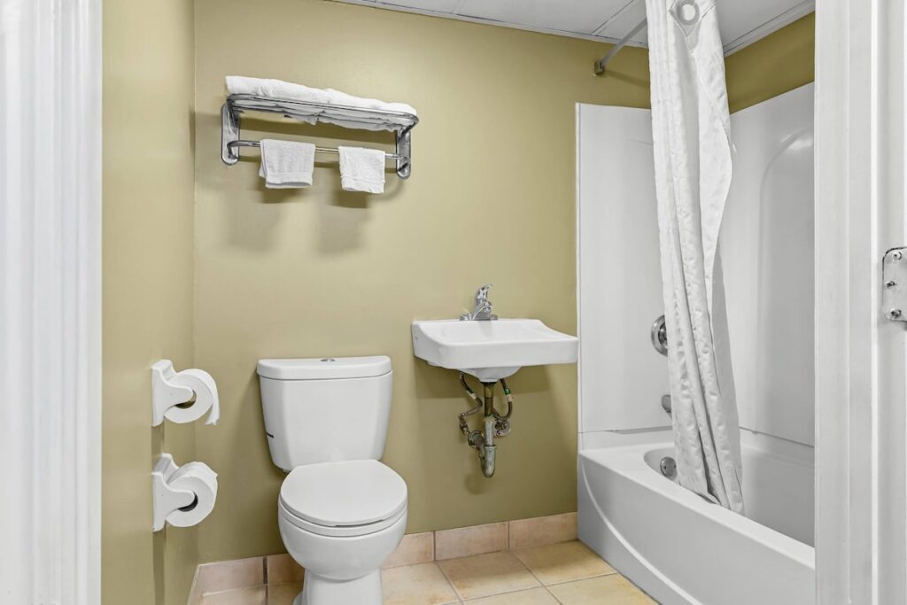 Rodeway Inn Stone Mountain - Image 1