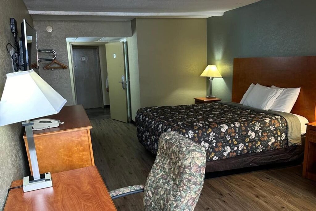 Rodeway Inn Stone Mountain - Image 3