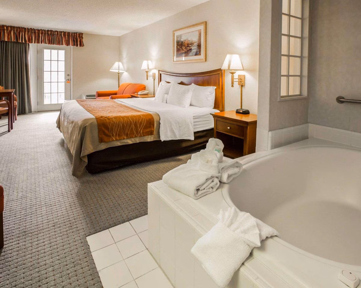 Rodeway Inn & Suites Cherokee On the River - Image 4