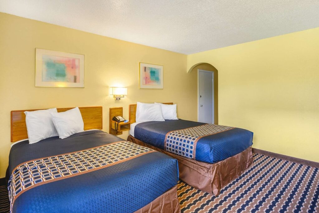 Rodeway Inn - Image 3