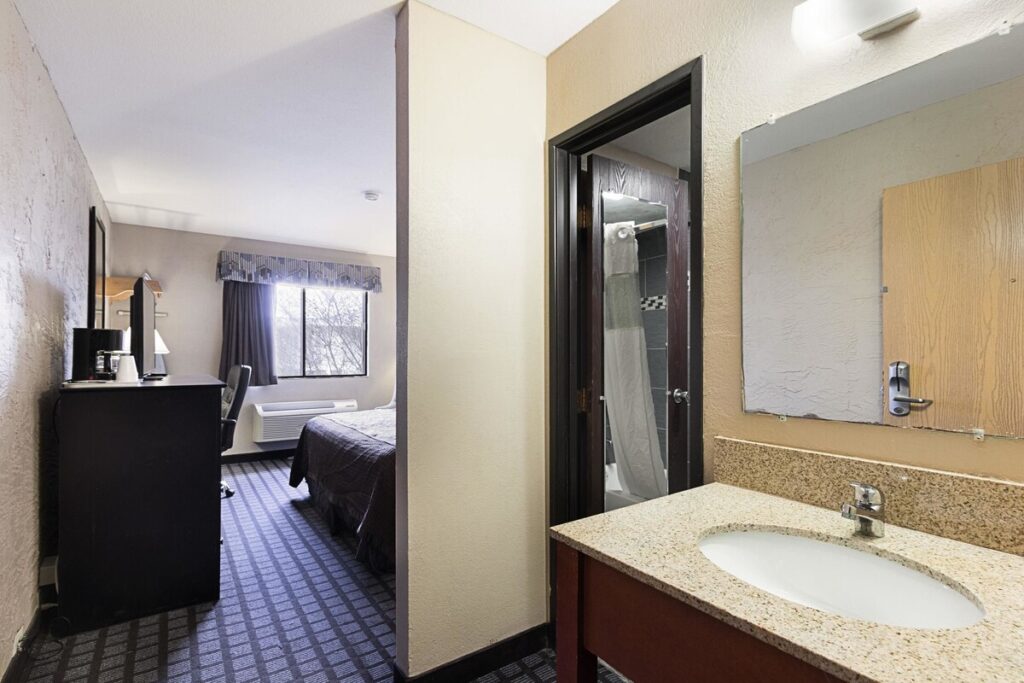 Rodeway Inn - Image 4