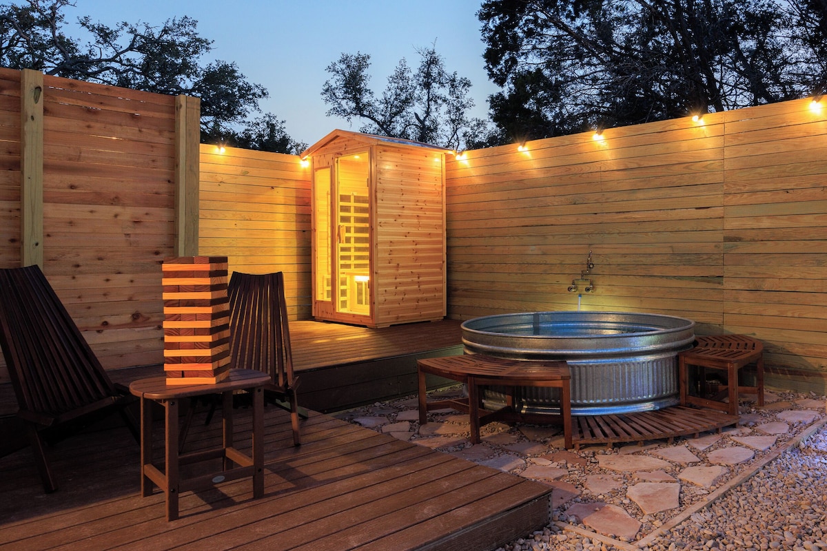 Romantic Luxury Retreat hotcold pool sauna