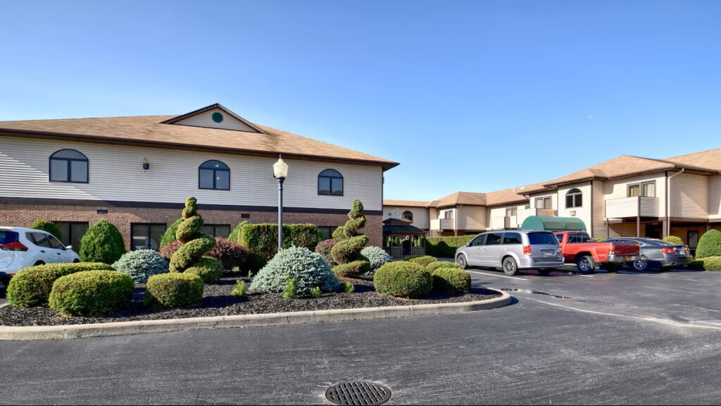 Roosevelt Inn and Suites Saratoga Springs - Image 2