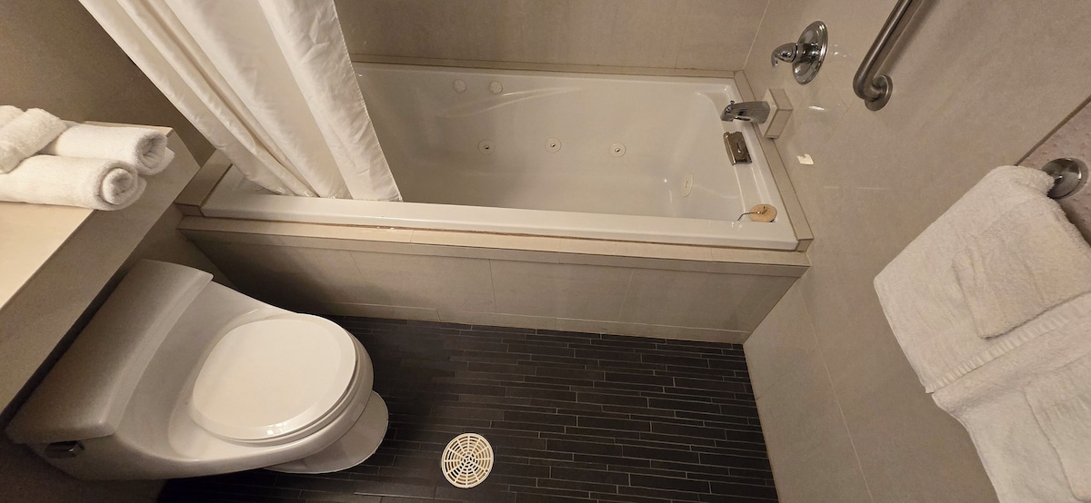 Royal Budget Inn tub 1