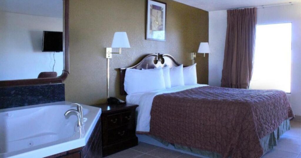 Royal Inn & Suites - Image 4