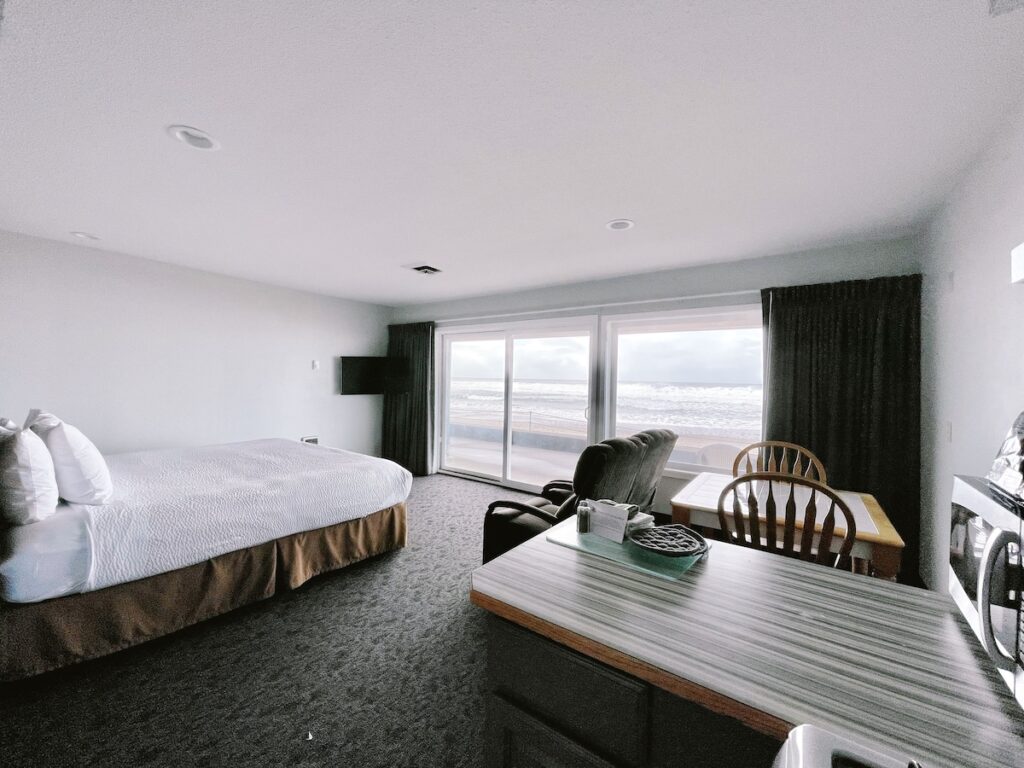 Sandcastle Beachfront Motel - Image 3