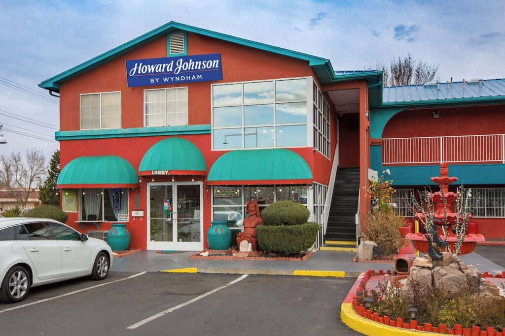 Sandia Peak Inn Old Town ABQ, a Howard Johnson by Wyndham - Image 5