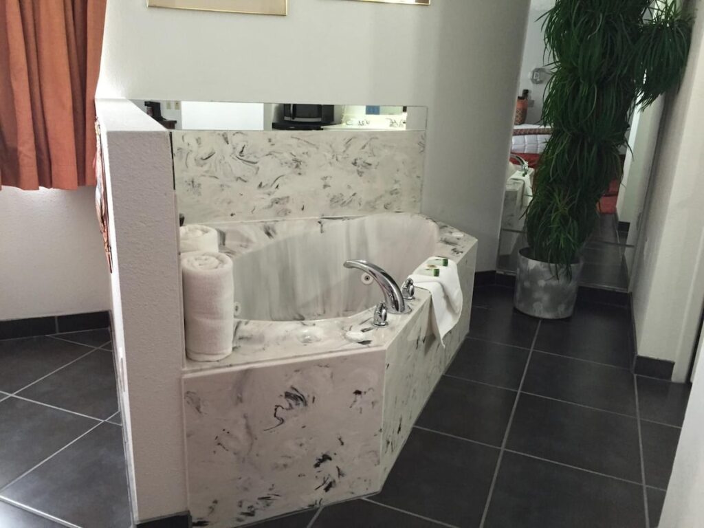 Sandia Peak Inn Old Town ABQ, a Howard Johnson by Wyndham - Image 2