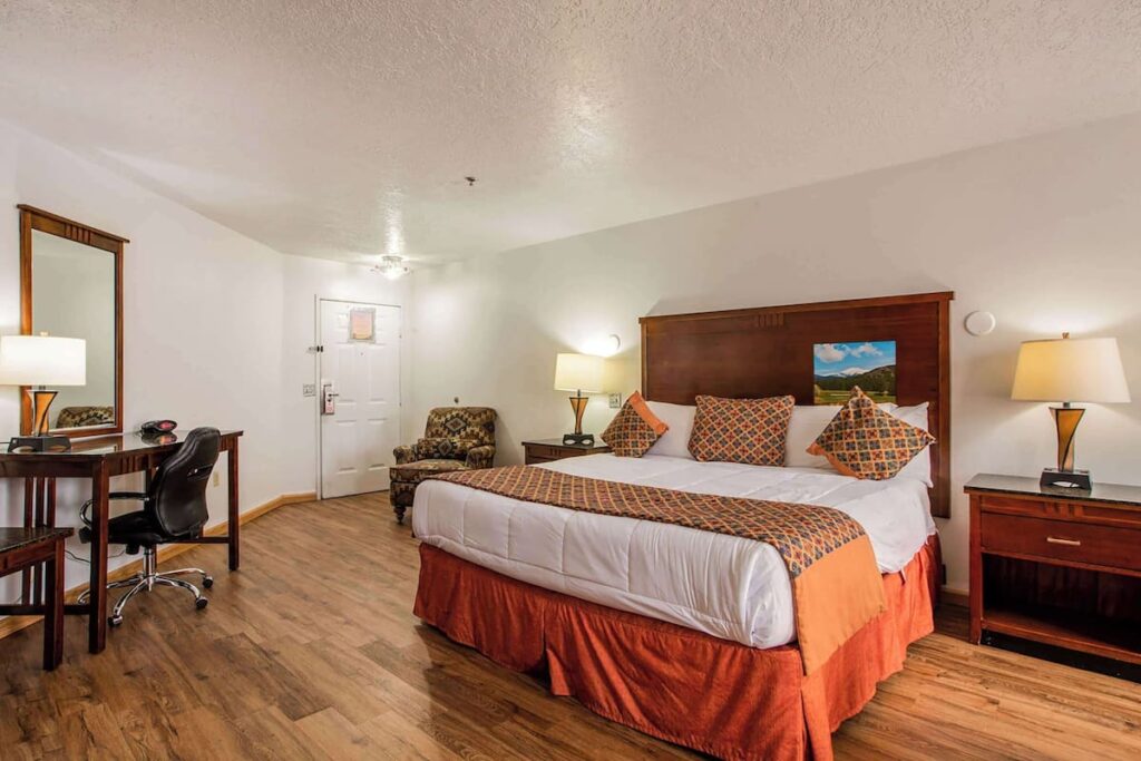 Sandia Peak Inn Old Town ABQ, a Howard Johnson by Wyndham - Image 3