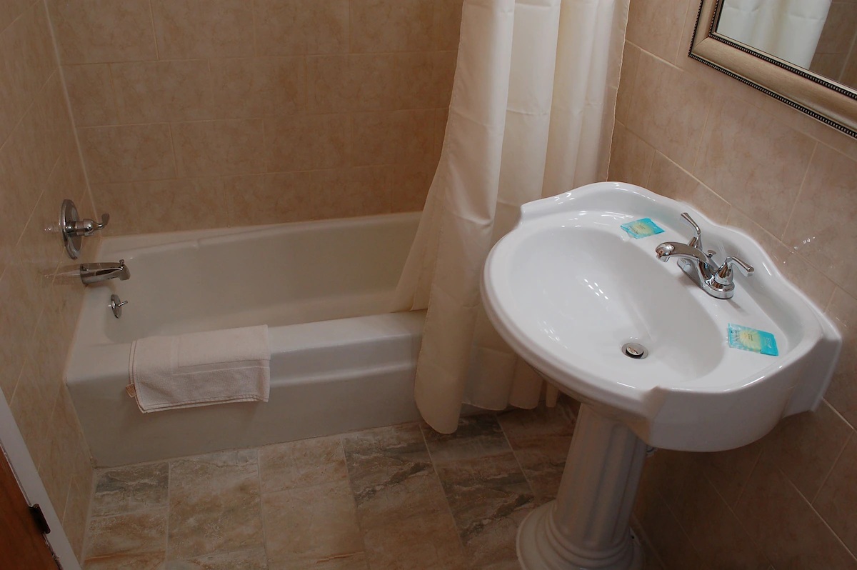 Sara Glen Motel deep soaking tub