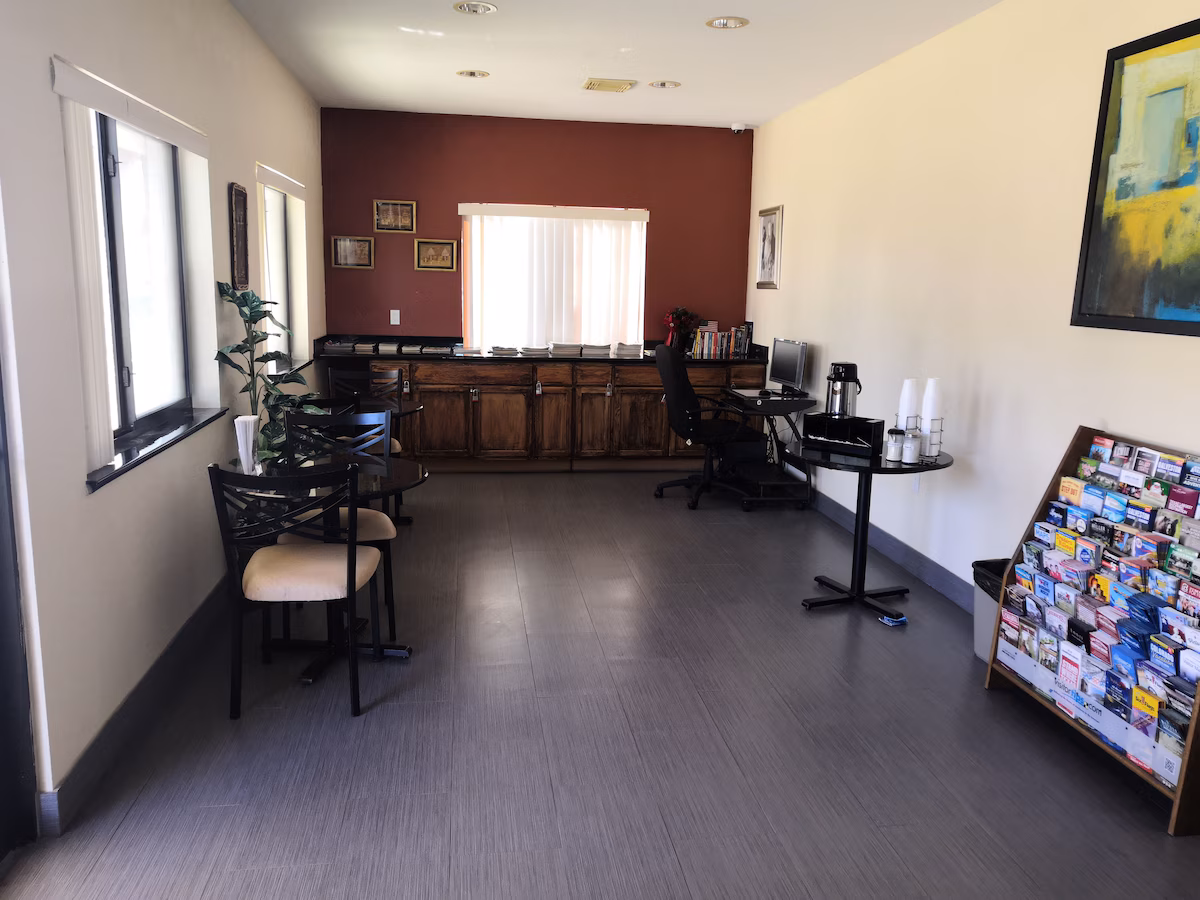 Scottish Inn & Suites - Image 4