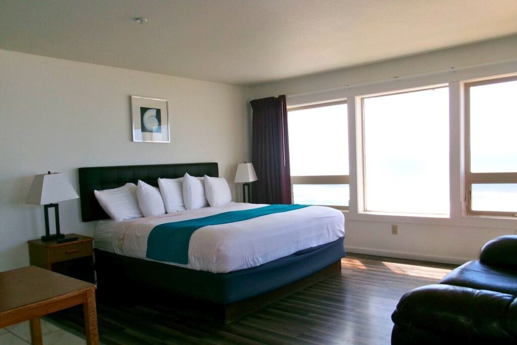 Seahorse Oceanfront Lodge - Image 2