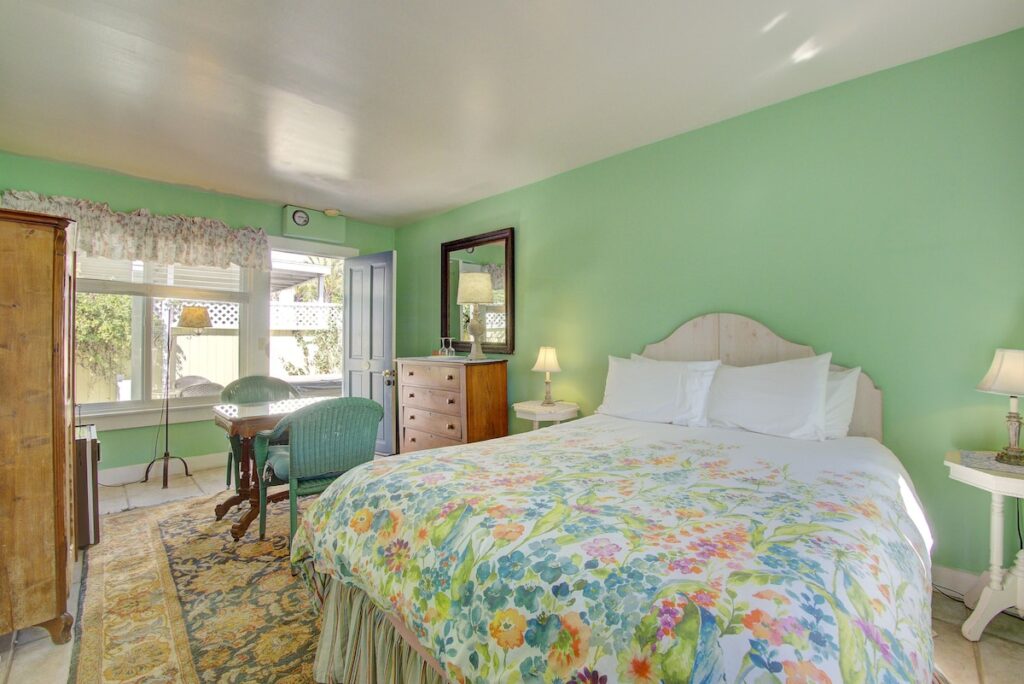 Secret Garden Inn and Cottages - Image 3