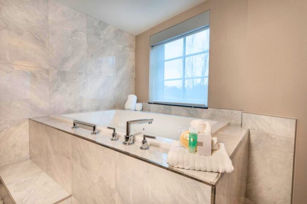 Silver Cloud Hotel – Seattle Broadway - Image 1