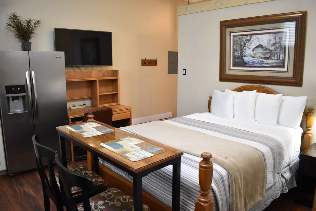 Silver Horseshoe Inn - Image 2