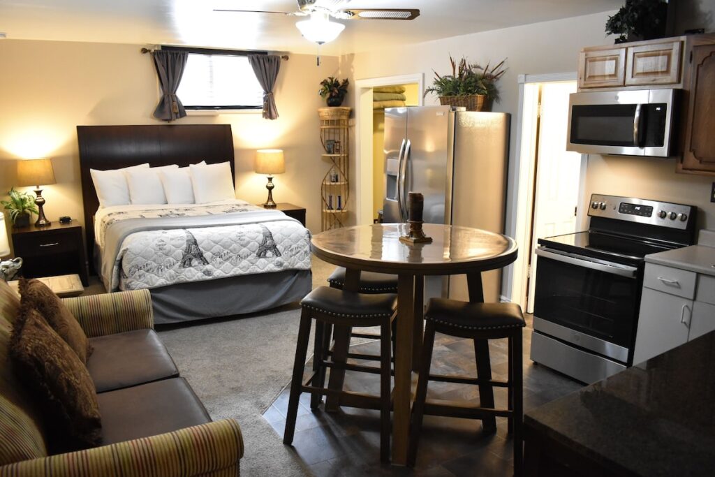 Silver Horseshoe Inn - Image 3