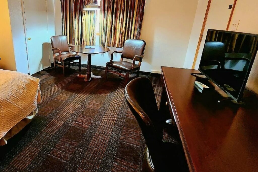 Silver Saddle Motel - Image 4