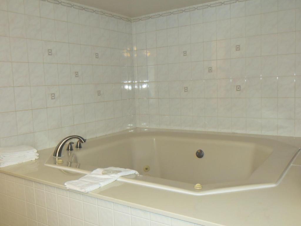 Silver Saddle Motel - Image 1