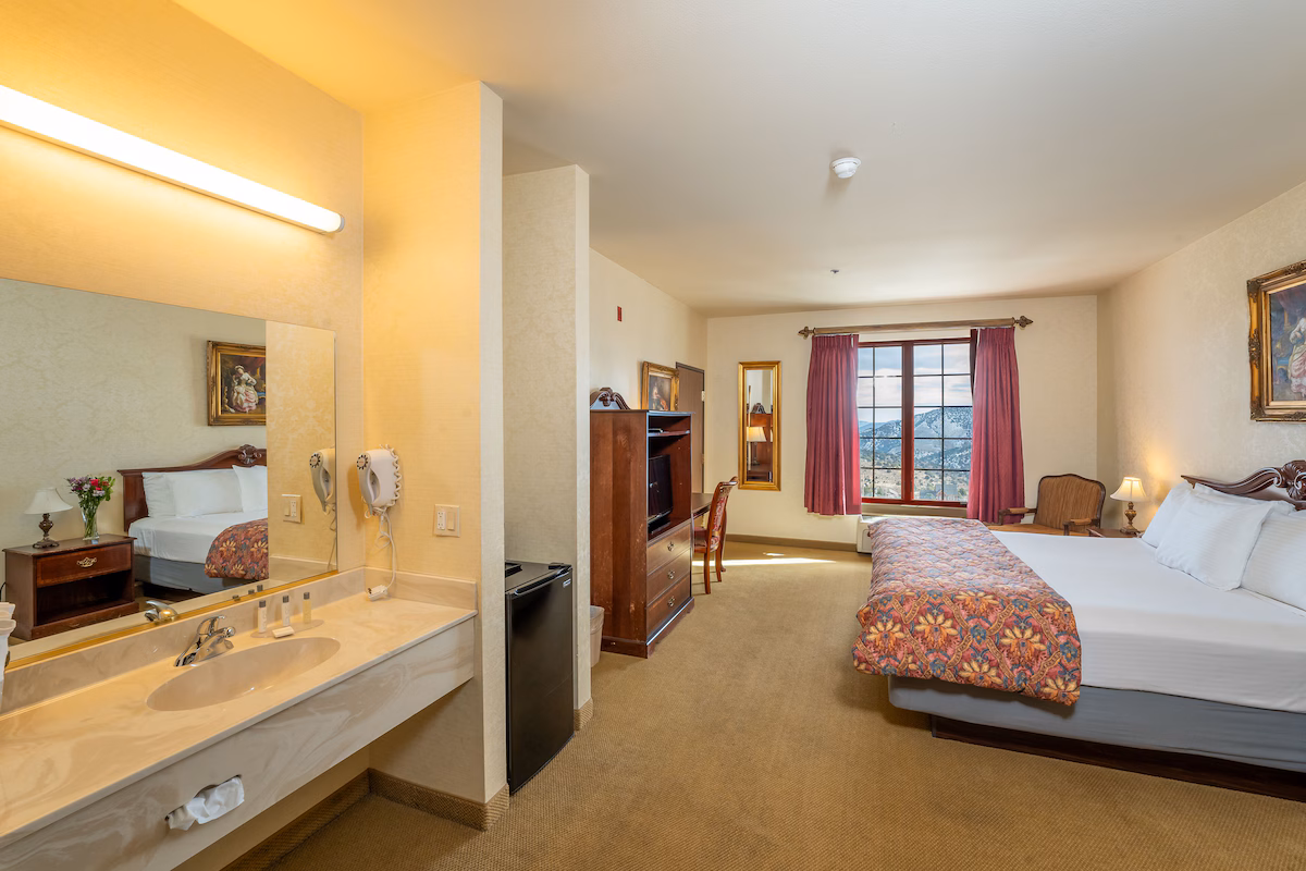 Silverland Inn and Suites - Image 4