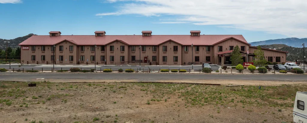 Silverland Inn and Suites - Image 2