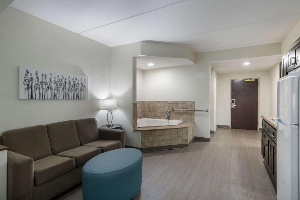 Sleep Inn & Suites Chesapeake – Portsmouth - Image 1