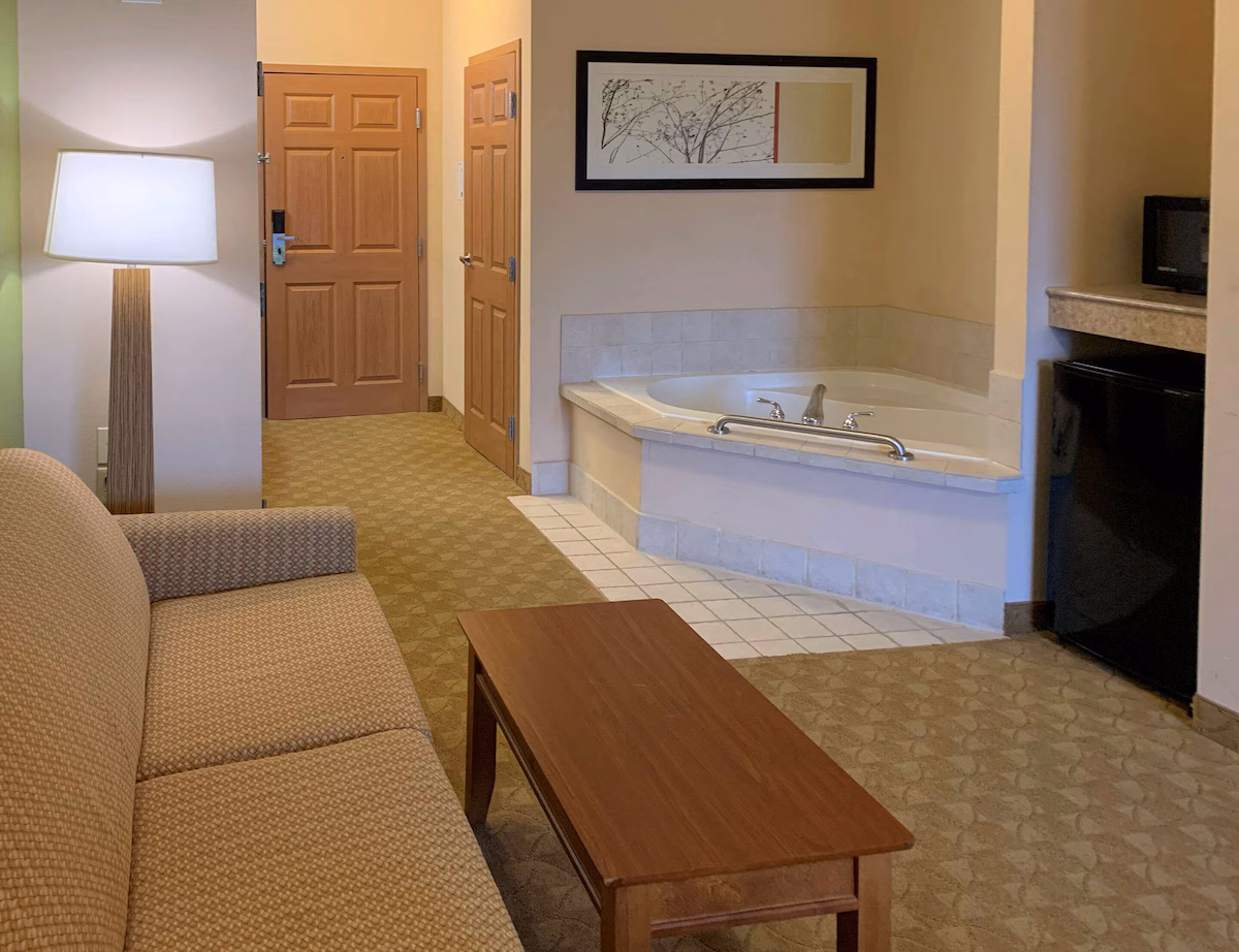 Sleep Inn Suites tub