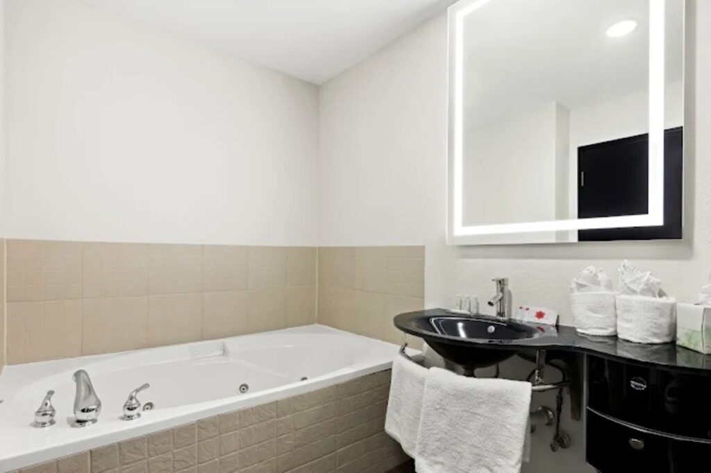 Sonesta Essential Savannah - Image 2