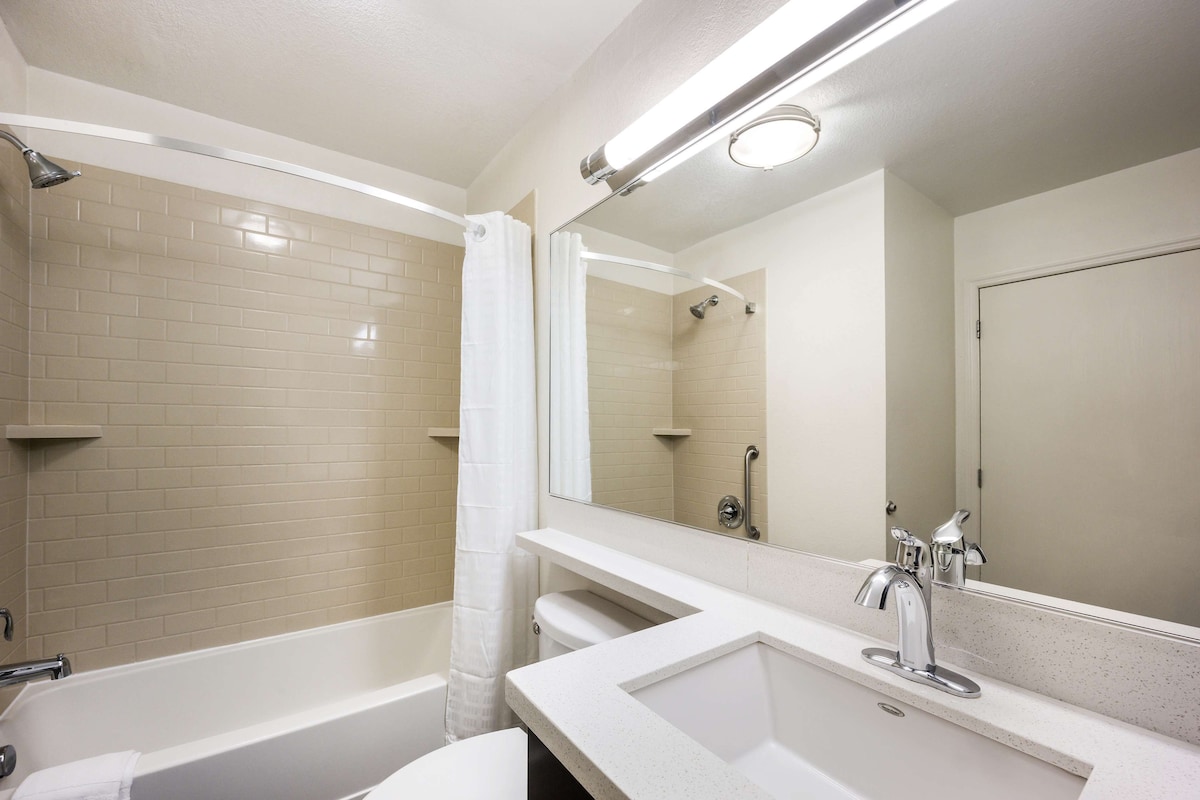 Sonesta Simply Suites Des Moines tub