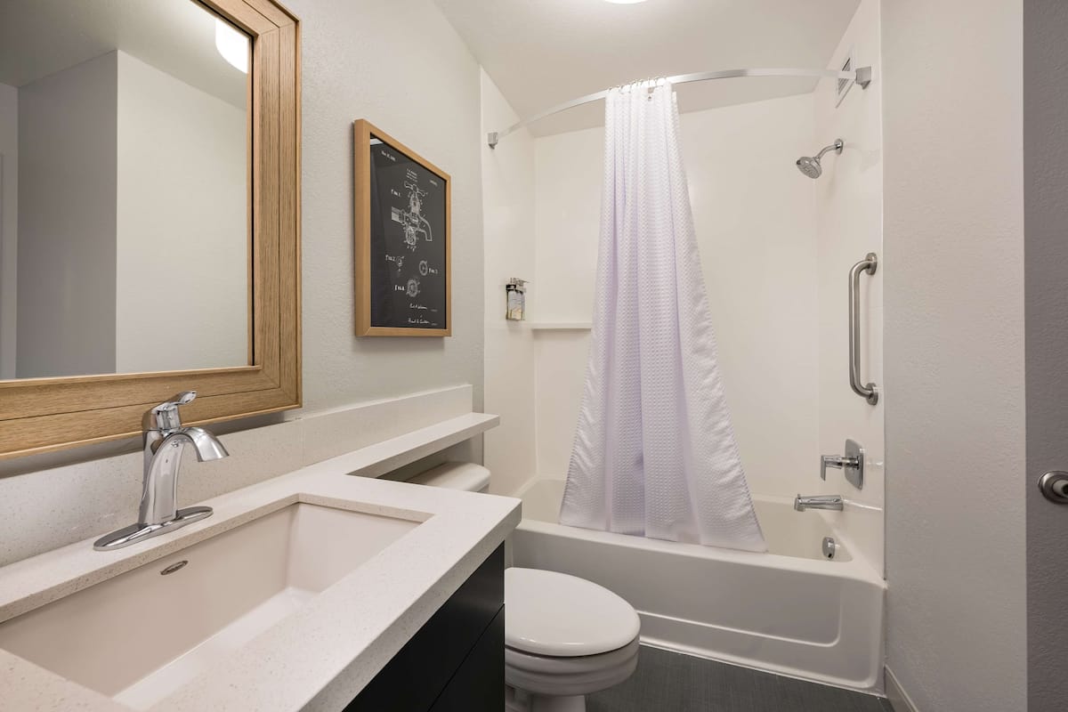 Sonesta Simply Suites Jersey City tub