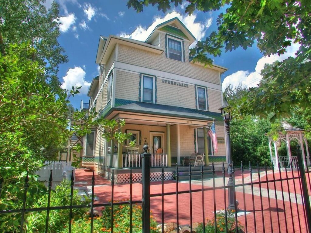 Spurs n Lace Bed & Breakfast Inn - Image 2