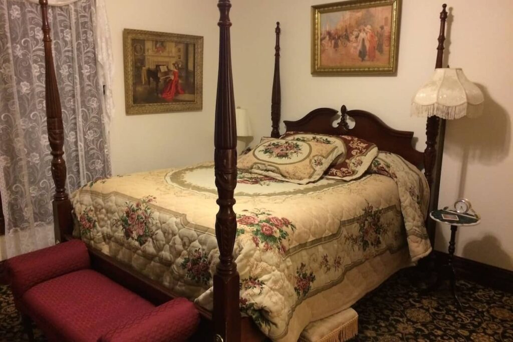 Spurs n Lace Bed & Breakfast Inn - Image 3