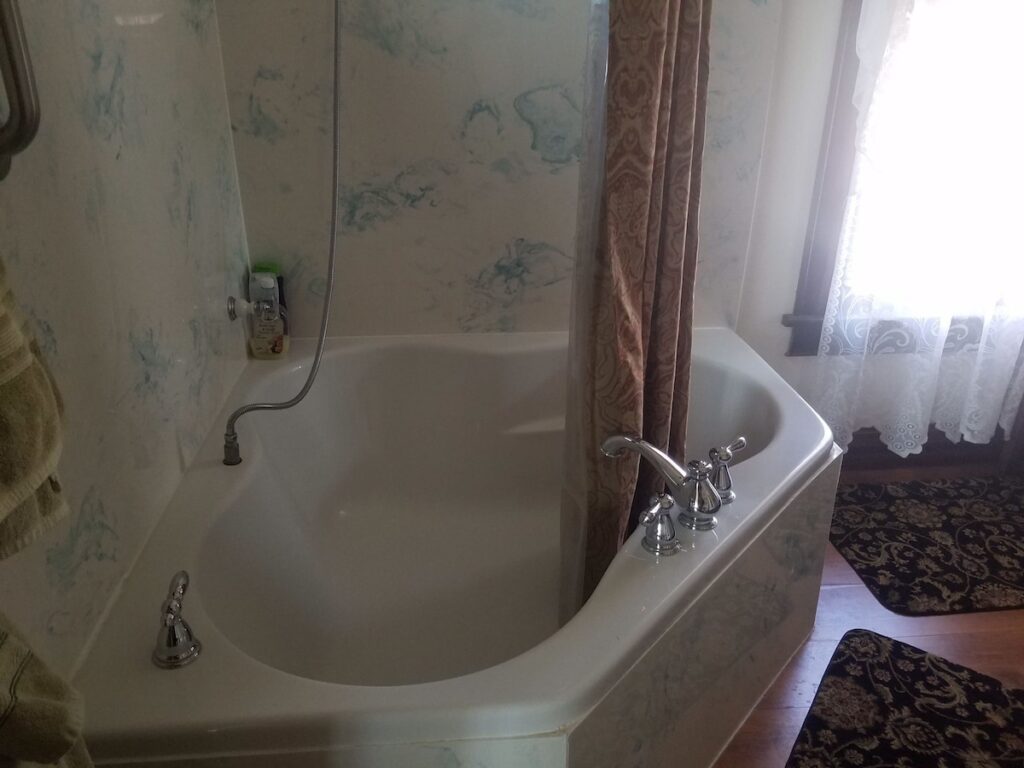 Spurs n Lace Bed & Breakfast Inn