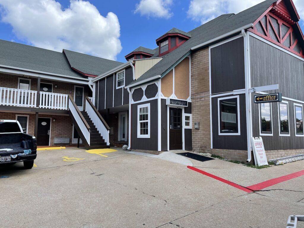 Stratford House Inn Branson - Image 2