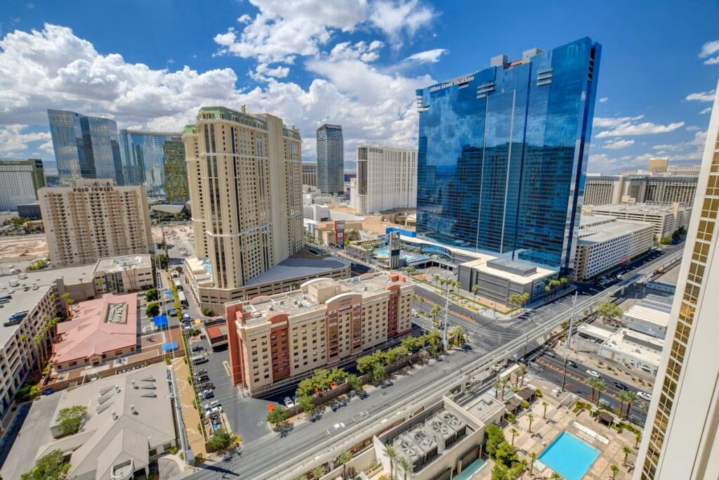 Studio 25 HIGH FLR MGM Signature Balcony - Image 4